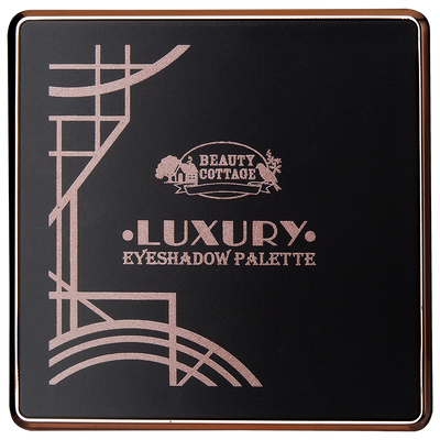 Soft and smooth eye shadow quad with highly pigmented shades